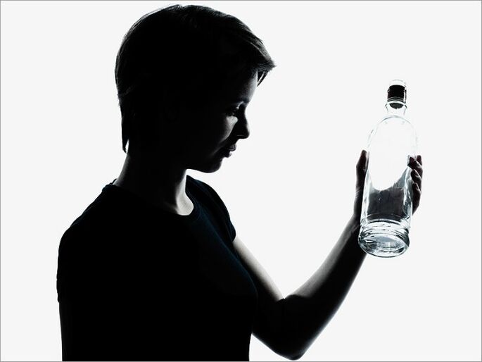 La dépendance mentale d'une femme à l'alcool est un signe de la deuxième étape de l'alcoolisme