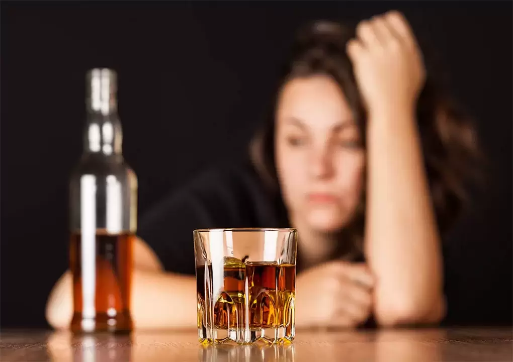 Femme buvant de l'alcool avant un rapport sexuel