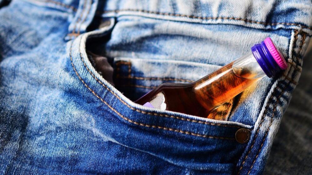 Une bouteille d'alcool dans la poche