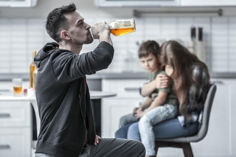 Un homme boit de l'alcool, comment l'aider à arrêter