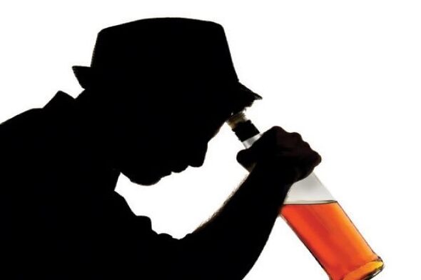 Un homme boit de l'alcool, comment arrêter