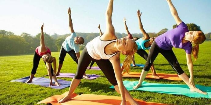 Le groupe fait de la gymnastique en plein air