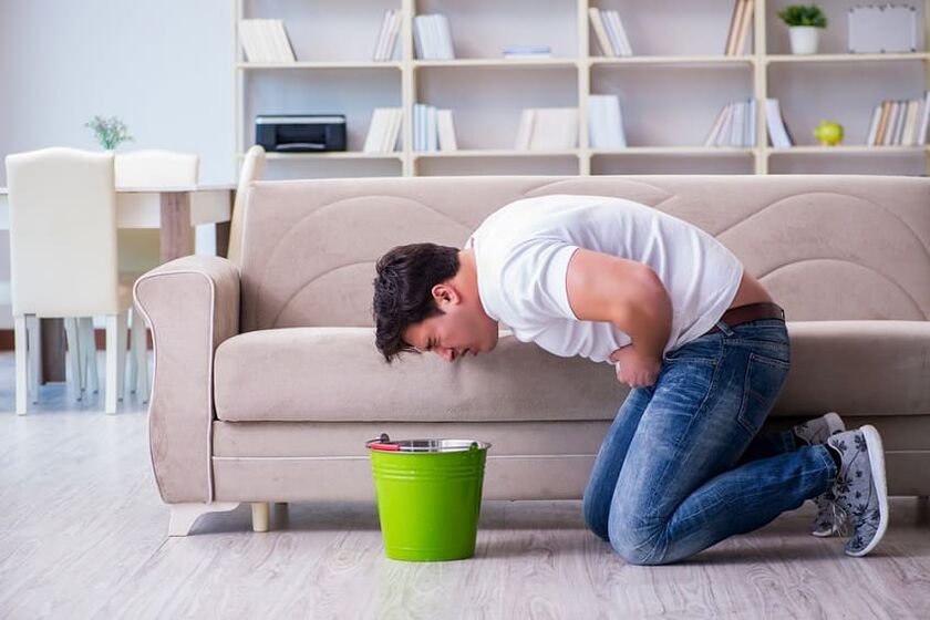 un homme a la nausée après avoir consommé de l'alcool