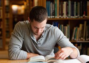 L'homme lit un livre